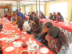 les convives à table